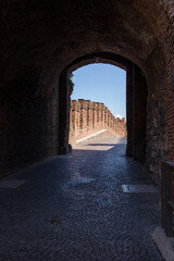 Obraz premium door arch on the Castel Vecchio Bridge, arch door On the Scaliger Bridge