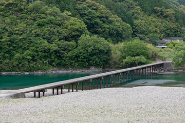 四万十川 勝間沈下橋 -洪水時には橋面が水面下になる橋-