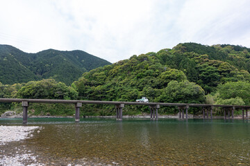 四万十川 勝間沈下橋 -洪水時には橋面が水面下になる橋-