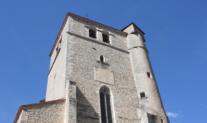 Fototapeta na wymiar cadran solaire sur une tour médiévale en pierres