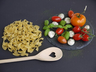 Pasta mit Tomate Mozzarella