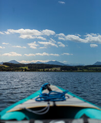 Kayak on the lake with mountain panorama. Kajak auf dem See mit Bergpanorama.