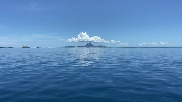 Bora Bora, vue depuis le lagon de Taha'a, Polyn&eacute;sie fran&ccedil;aise