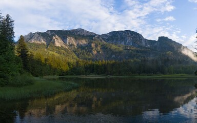 Fototapeta na wymiar Spiegelnder Bergsee während einer Abendstimmung.