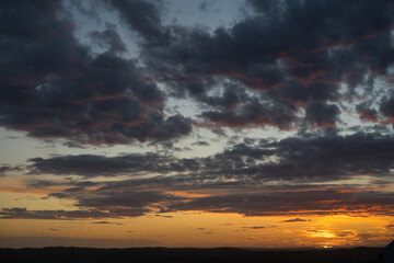 夕焼けの空と暗い雲