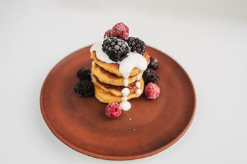 cheesecakes with berries and sour cream