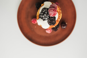 cheesecakes with berries and sour cream