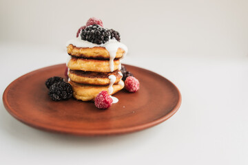 cheesecakes with berries and sour cream