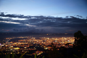 Fototapeta na wymiar fotografia panoramica de bucaramanga santander colombia atardecer nublado con iluminacion