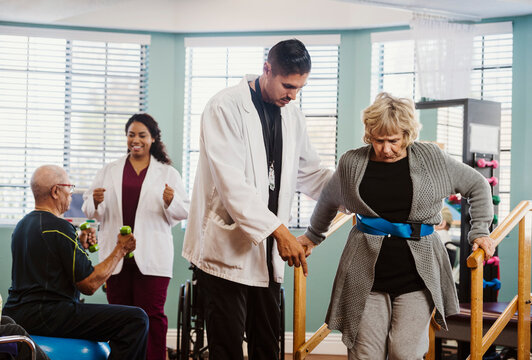 Senior people exercising with therapists during physical therapy