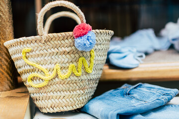 Sac à main panier en osier et texte coloré Sun pour l'été