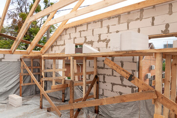 Building mansard roof on a house of the aircrete blocks
