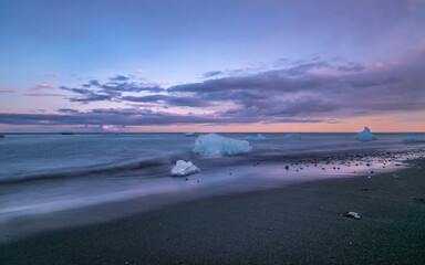 Diamond Beach in Island wärend einer Abendlichen Stimmung