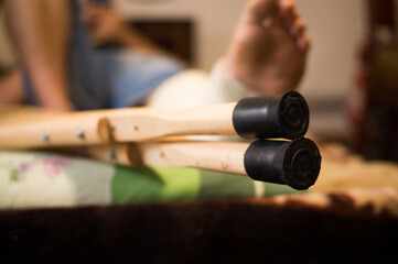 Gypsum is imposed on the man’s leg and walking on crutches is prescribed, and bed rest, as he has a closed fracture of the fibula without displacement.