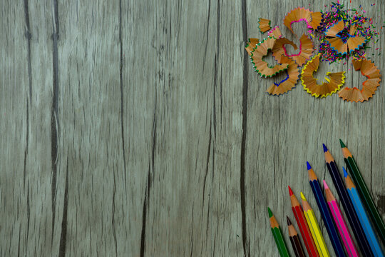 lapices de colores y viruta de colores 