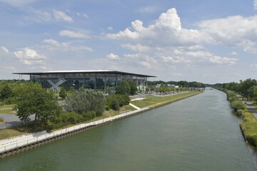 Wolfsburg am Mittelland-Kanal und Stadion © TomGee
