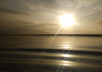 lindo atardecer en el agua calmada