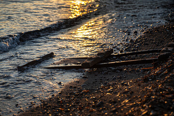 Plataforma parecida a vía de tren usada para llevar los barcos al agua de manera mas fácil, en playas de almería.