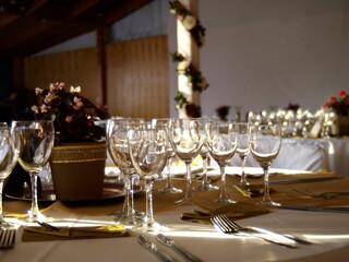 Arreglos de mesa matrimonio, copas y servicios