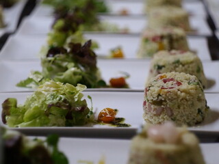 Entrada de cena, cous cous, tomate cherry, salsa, berros y lechuga, camarones