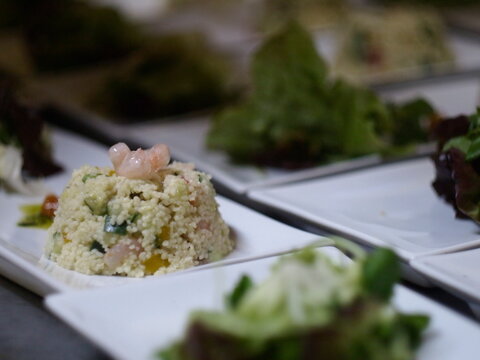 Entrada de cena, cous cous, tomate cherry, salsa, berros y lechuga, camarones