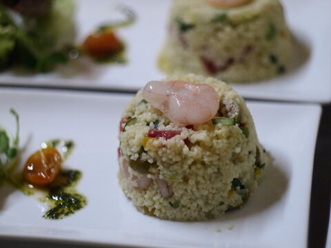 Entrada de cena, cous cous, tomate cherry, salsa, berros y lechuga, camarones