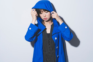 レインコートを着た女性