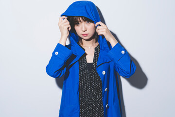 レインコートを着た女性