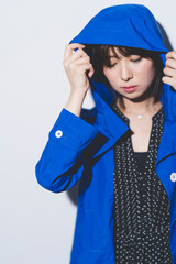 レインコートを着た女性