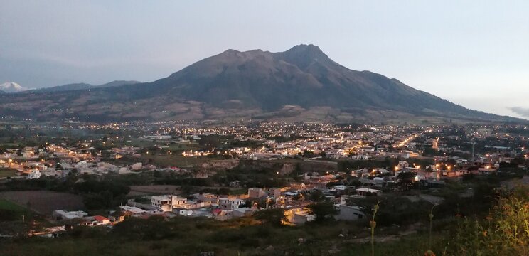 Volc&aacute;n Imbabura Ibarra Ecuador vista panor&aacute;mica