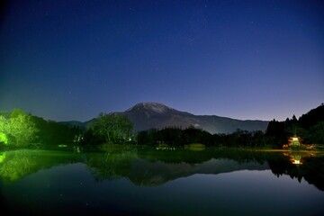 三島池に映る逆さ伊吹と星空のコラボ情景＠滋賀