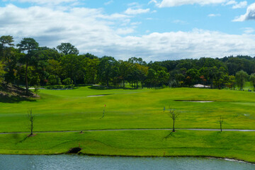 Fototapeta na wymiar 青空いっぱいのゴルフコース、ボールが一直線に飛んで行く爽快なゴルフ
