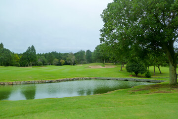 池の配置が訪れたゴルファーにプレッシャーを与えるゴルフコース