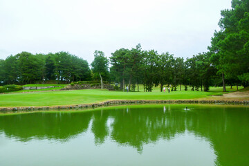 Fototapeta na wymiar 池の配置が訪れたゴルファーにプレッシャーを与えるゴルフコース