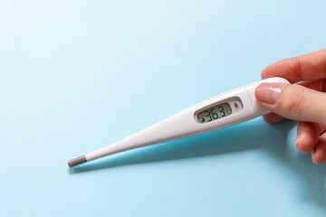 デジタル体温計 薄い水色の背景