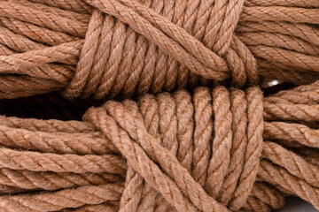 Selective focus of coiled 6mm and 8mm jute rope 