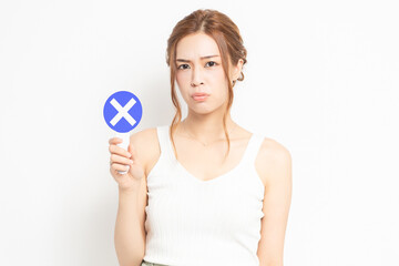 バツのプラカードを持つ若い女性