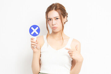 バツのプラカードを持つ若い女性