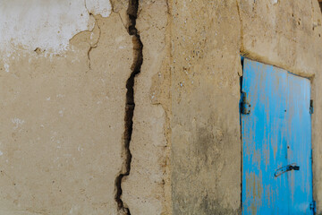 A large dangerous crack in the wall of the house. Destroying the house, the alarm state. Closeup, cracked