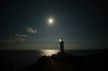 灯台　海　夜景　光　月　雲