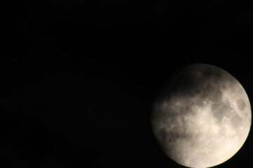 moon in the night sky © Reynaldo