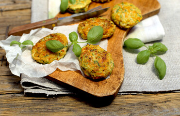 conceito de comida saudável - costeletas de vegetais de abobrinha e cenoura.