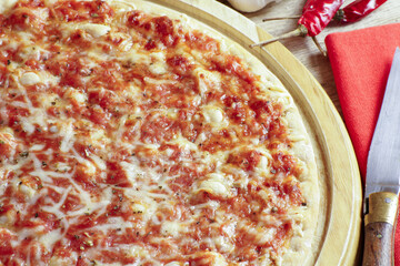 pizza margarita sur une table en bois