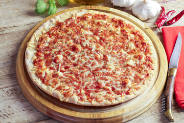 pizza margarita sur une table en bois