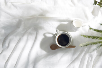 白い布とコーヒーカップのある窓辺