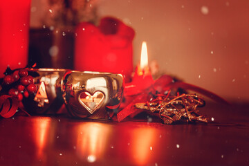 Weihnachten - stimmungsvolle, weihnachtliche Dekoration mit silbernen Kerzenhaltern auf Holz
