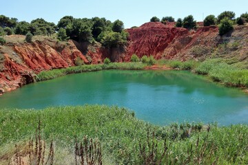 Otranto - Lago di bauxite dalla riva