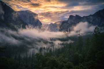 sunrise at the tunnel view in yosemite nationalpark, california, usa