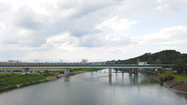 多摩川を渡る通勤電車