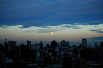 Fototapeta premium 満月と都会